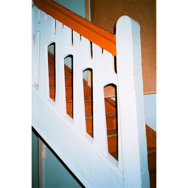 Название: Дом и семья Варенцовых - описание: Ограждение внутренней лестницы в мезонин. Фото 1998г. Е. К. Шадунц