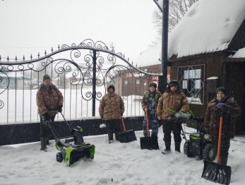 Трудности зимней уборки снега в дендрологическом саду преодолены с помощью партнеров. 