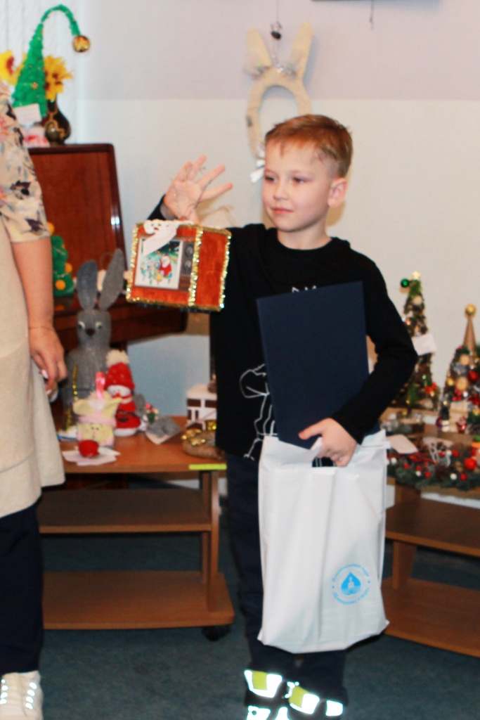 IMG_4018 - мальчик с Телевизором.jpg IMG_4018 - мальчик с Телевизором.jpg